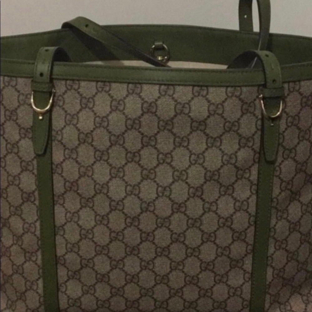 Gucci GG supreme purse